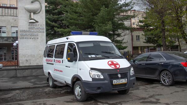 Автомобиль скорой помощи около входа в Северо-осетинскую республиканскую клиническую больницу во Владикавказе