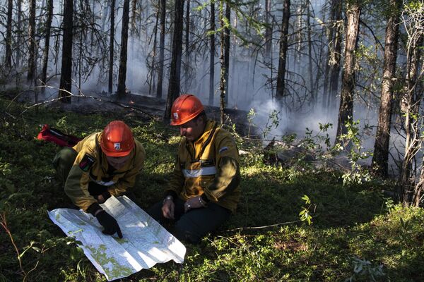 Сотрудники ФБУ Авиалесоохрана тушат лесной пожар в районе Хангаласский улус в Якутии