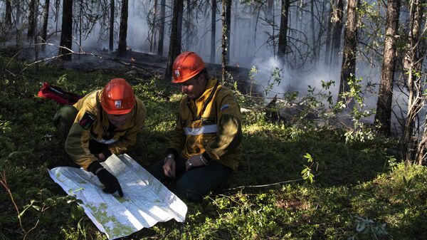 Сотрудники ФБУ Авиалесоохрана во время тушения лесной пожар в районе Хангаласский улус в Якутии