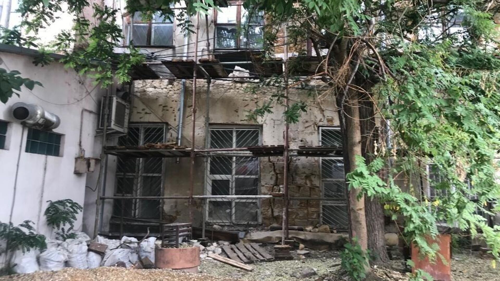 Здание, в котором обрушились внутренние перекрытия, в Симферополе - РИА Новости, 1920, 10.08.2021