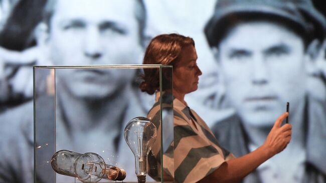 Посетительница на выставке Электрификация. 100 лет плану ГОЭЛРО в Музее Москвы на Зубовском бульваре