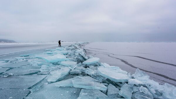 Лед на озере Байкал