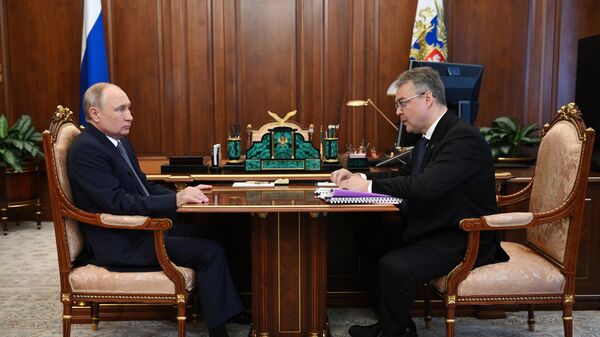 Президент РФ Владимир Путин и губернатор Ставропольского края Владимир Владимиров во время встречи