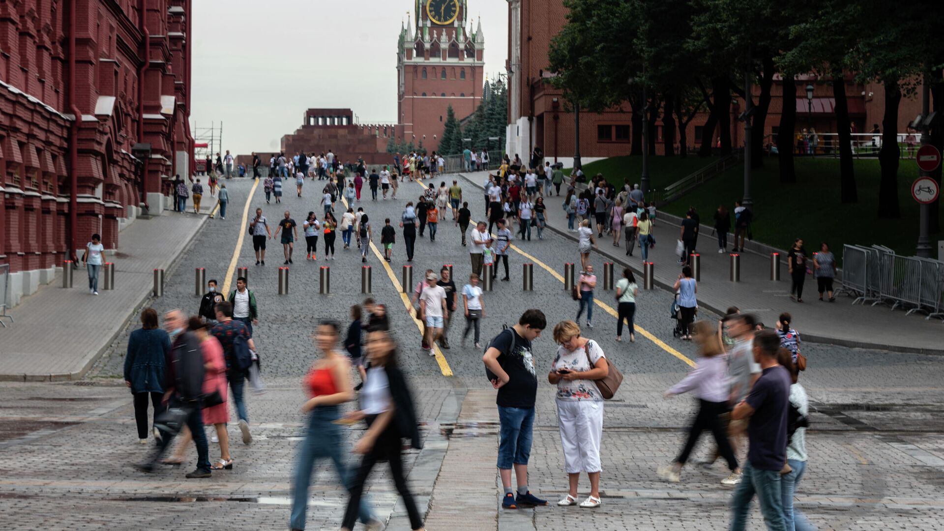 Прохожие на Кремлевском проезде у Красной площади в Москве - РИА Новости, 1920, 18.08.2021