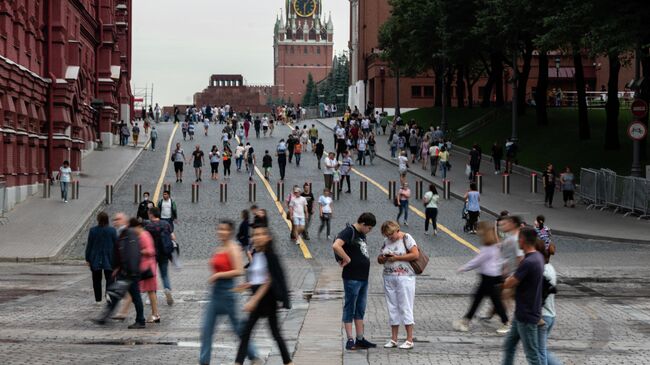 Прохожие на Кремлевском проезде у Красной площади в Москве