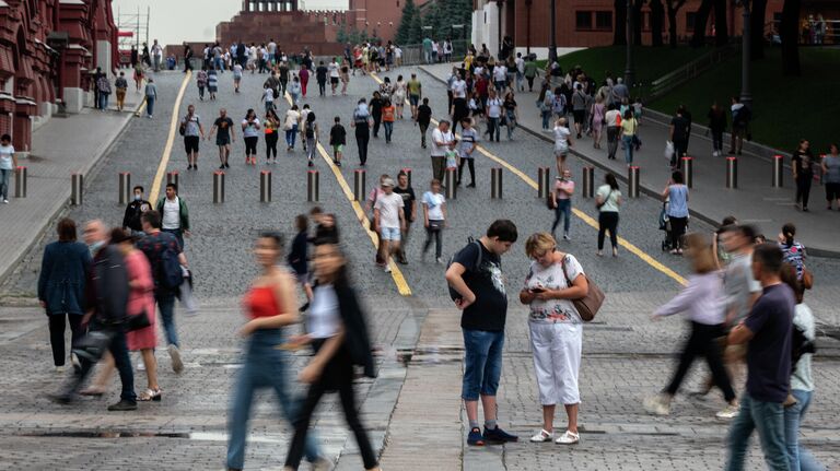 Прохожие на Кремлевском проезде у Красной площади в Москве