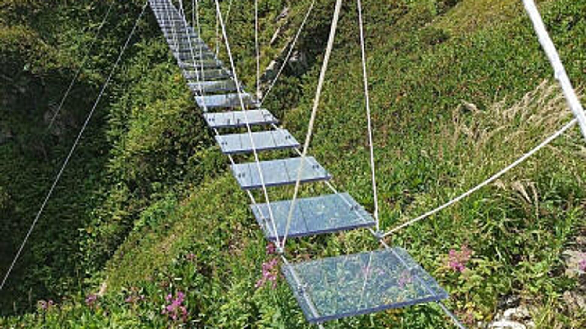 Подвесной стеклянный мост в Сочи