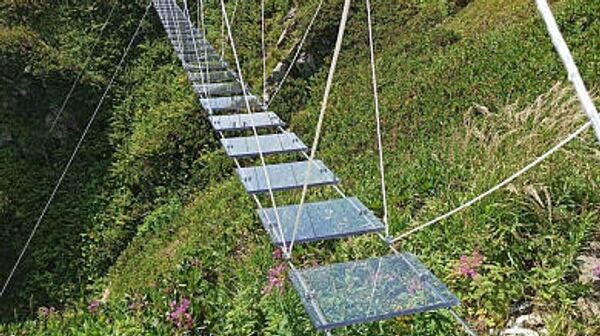 Подвесной мост протяженностью 32 метра с прозрачными ступенями на курорте Роза Хутор
