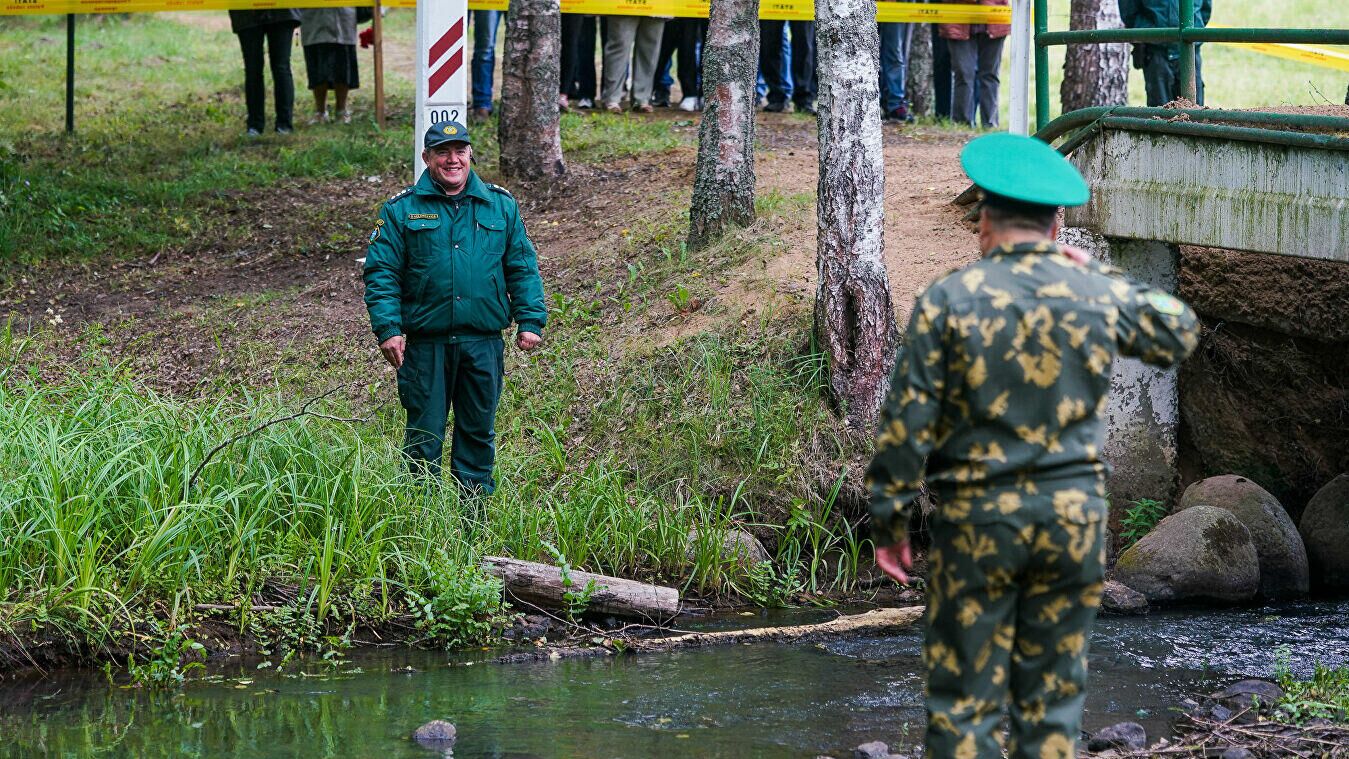 Латвийский и белорусский пограничники общаются через реку - РИА Новости, 1920, 03.09.2021