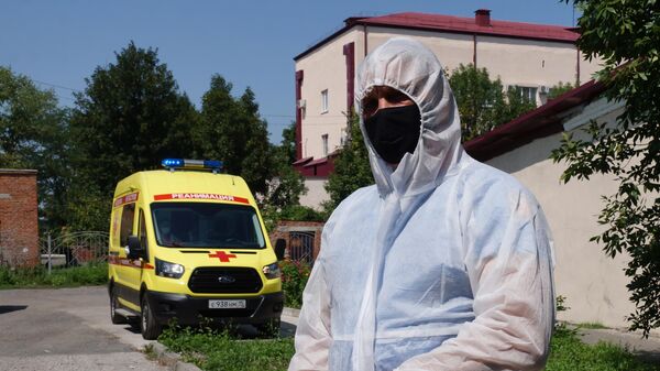 Работник больницы с кислородным баллоном на территории Республиканской клинической больницы скорой медицинской помощи во Владикавказе