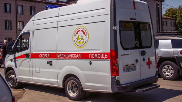 Автомобиль скорой медицинской помощи возле Республиканской клинической больницы скорой медицинской помощи во Владикавказе