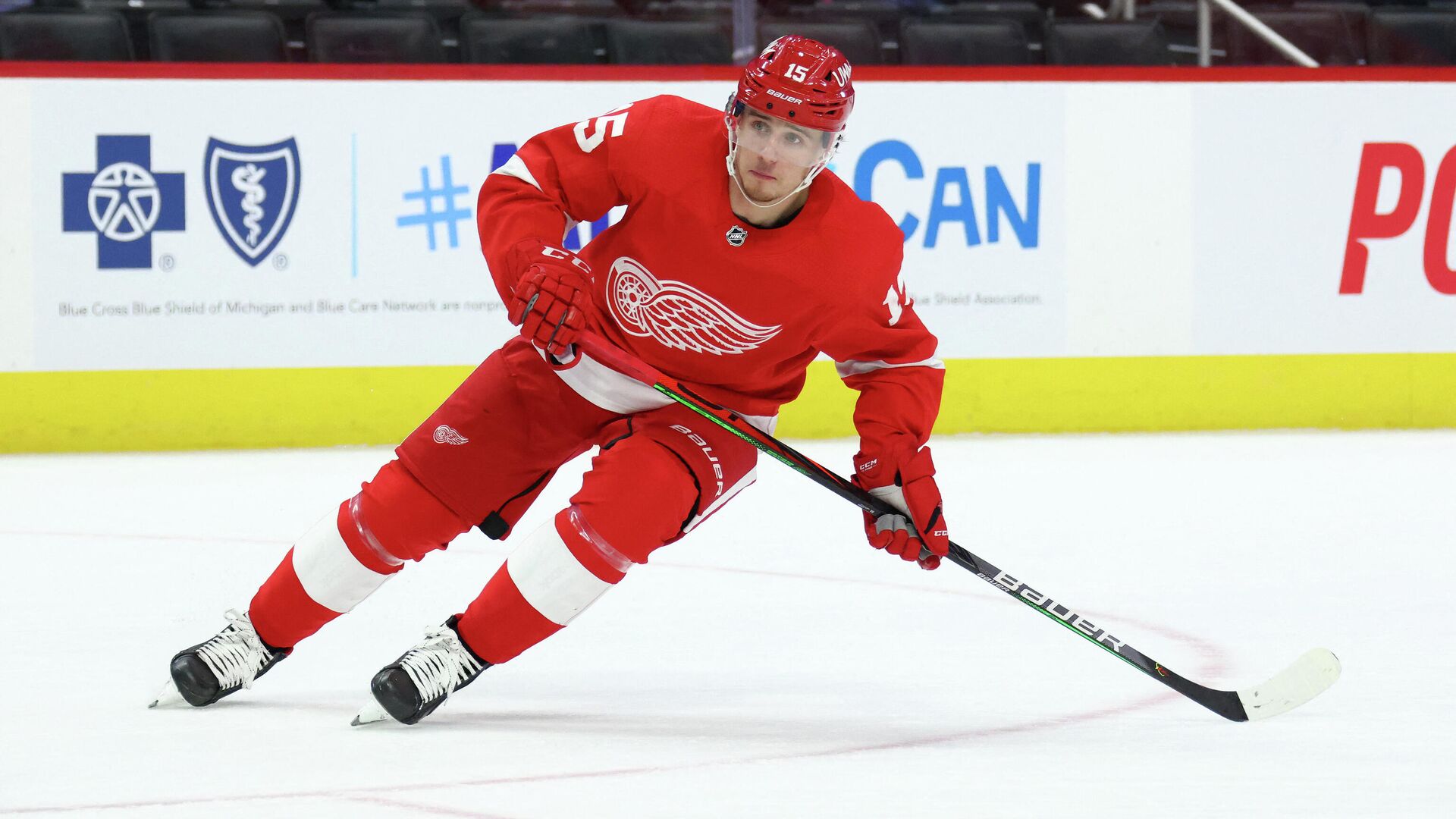 DETROIT, MICHIGAN - MAY 01: Jakub Vrana #15 of the Detroit Red Wings skates against the Tampa Bay Lightning at Little Caesars Arena on May 01, 2021 in Detroit, Michigan.   Gregory Shamus/Getty Images/AFP (Photo by Gregory Shamus / GETTY IMAGES NORTH AMERICA / Getty Images via AFP) - РИА Новости, 1920, 10.08.2021