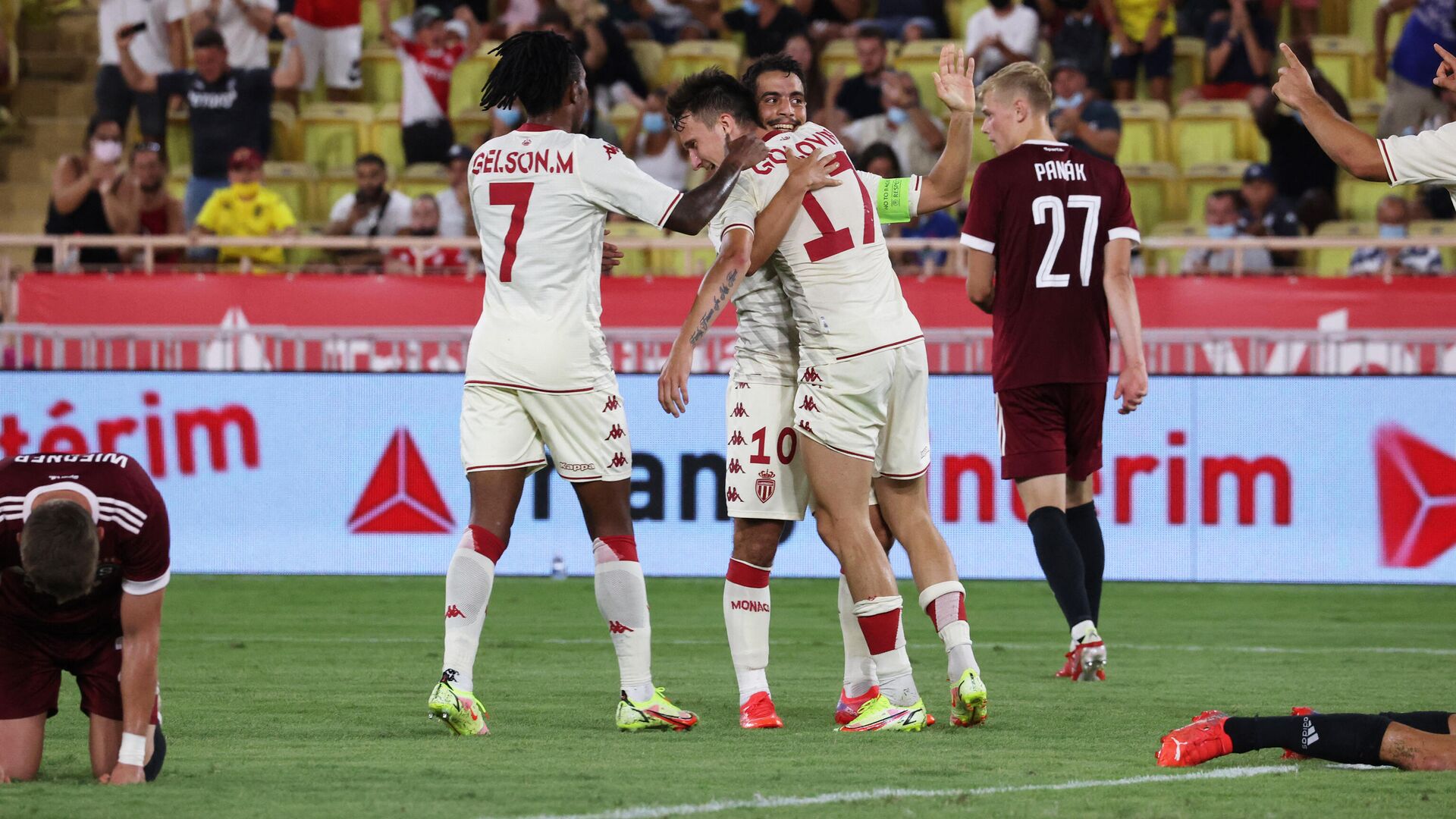 Monaco's Russian midfielder Aleksandr Golovin (C) celebrates with teammates after he scored a second goal during the Champions League match Q3 football match between AS Monaco and AC Sparta Praha at Louis II stadium in Monaco, on August 10, 2021. (Photo by Valery HACHE / AFP) - РИА Новости, 1920, 10.08.2021
