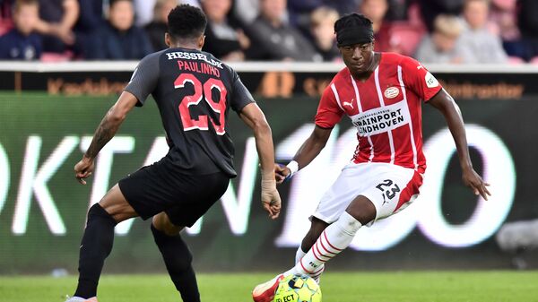 PSV Eindhoven's English forward Noni Madueke (R) and FC Midtjylland's Paulinho vie for the ball during the UEFA Champions League third qualifying round 2nd leg football match between FC Midtjylland and PSV Eindhoven at the MCH Arena in Herning, Denmark on August 10, 2021. (Photo by Bo Amstrup / Ritzau Scanpix / AFP) / Denmark OUT