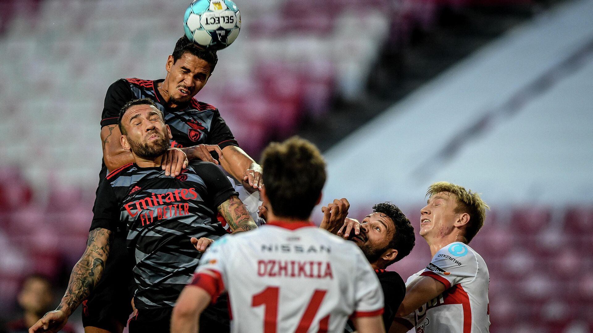 Benfica's Brazilian defender Lucas Verissimo (L) heads the ball during the UEFA Champions League third round second leg qualifying football match between SL Benfica and Spartak Moscow at the Luz stadium in Lisbon on August 10, 2021. (Photo by PATRICIA DE MELO MOREIRA / AFP) - РИА Новости, 1920, 10.08.2021