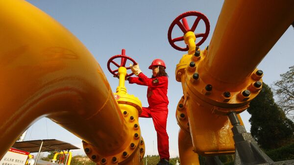 Рабочий проверяет вентиль газовой трубы, Китай