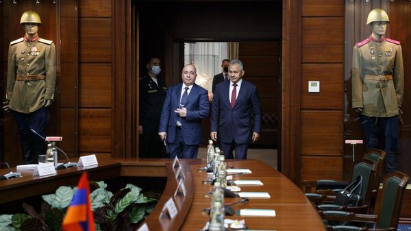 Министр обороны РФ Сергей Шойгу и министр обороны Армении Аршак Карапетян во время встречи в Москве