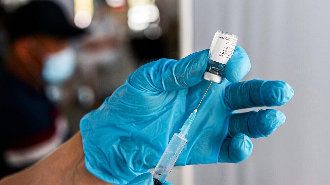 Медицинский сотрудник наполняет шприц однокомпонентной вакциной Спутник Лайт  - РИА Новости, 1920, 08.09.2021