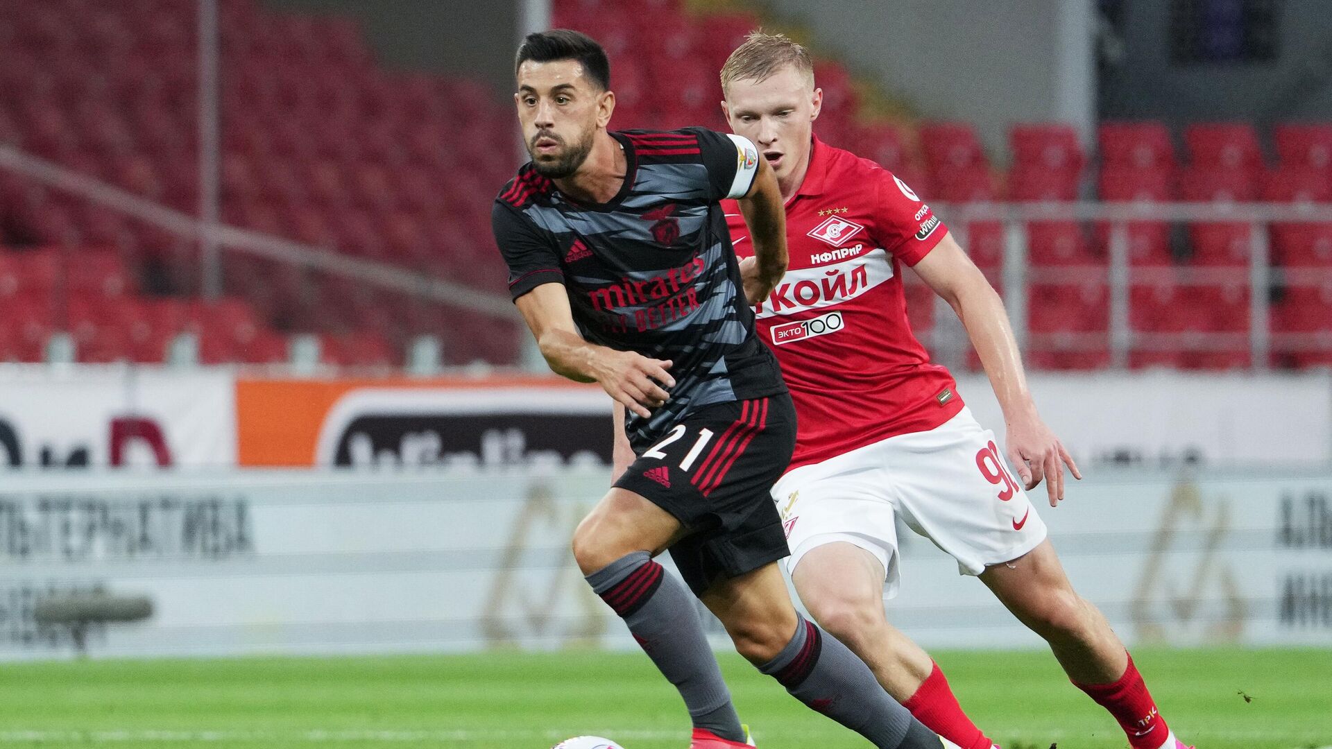 Игрок Бенфики Пицци и игрок Спартака Николай Рассказов (справа) в матче 3-го квалификационного раунда Лиги чемпионов УЕФА 2021/22 между ФК Спартак (Россия, Москва) и ФК Бенфика (Португалия, Лиссабон). - РИА Новости, 1920, 11.08.2021