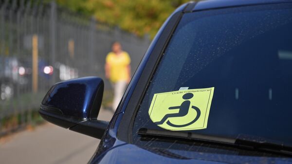 Опознавательный знак Инвалид под стеклом припаркованного автомобиля в Москве