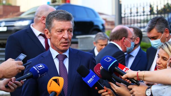 Заместитель руководителя администрации президента РФ Дмитрий Козак общается с журналистами в Кишиневе во время своего визита в Молдавию