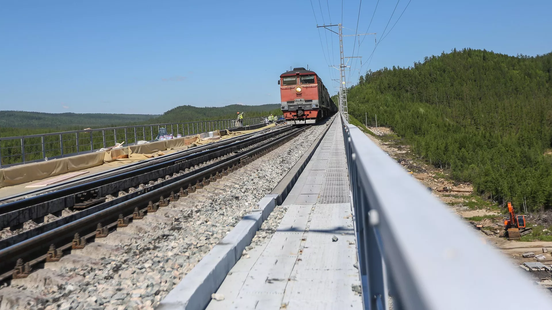 Поезд едет по реконструируемому в рамках строительства второй очереди Байкало-Амурской магистрали железнодорожному мосту через реку Кованта - РИА Новости, 1920, 12.08.2021