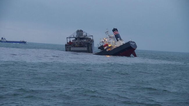 Грузовое судно Crimson Polaris, севшее на мель в гавани Хатинохэ, Япония