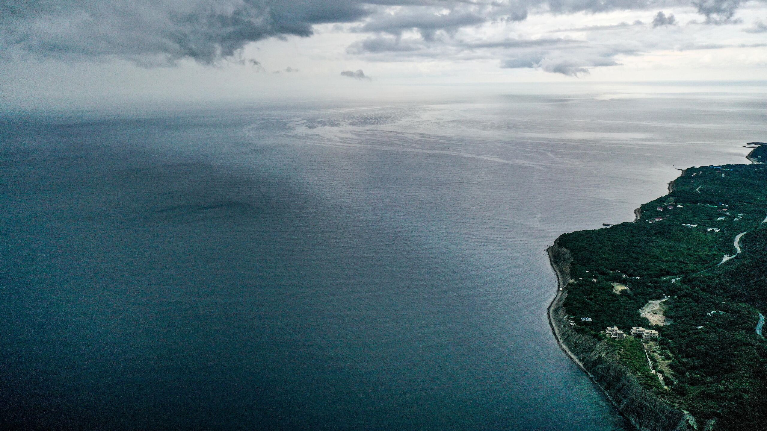 Вверх черное море. Черное море. Острова в черном море. Моря России. Остров белое в черном море.