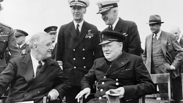 Президент США Франклин Рузвельт и премьер-министр Великобритании Уинстон Черчилль на борту английского линкора Принц Уэльский 