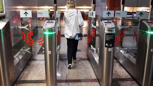 Турникет с новой системой Face Pay для оплаты проезда по лицу на Филевской линии Московского метрополитена