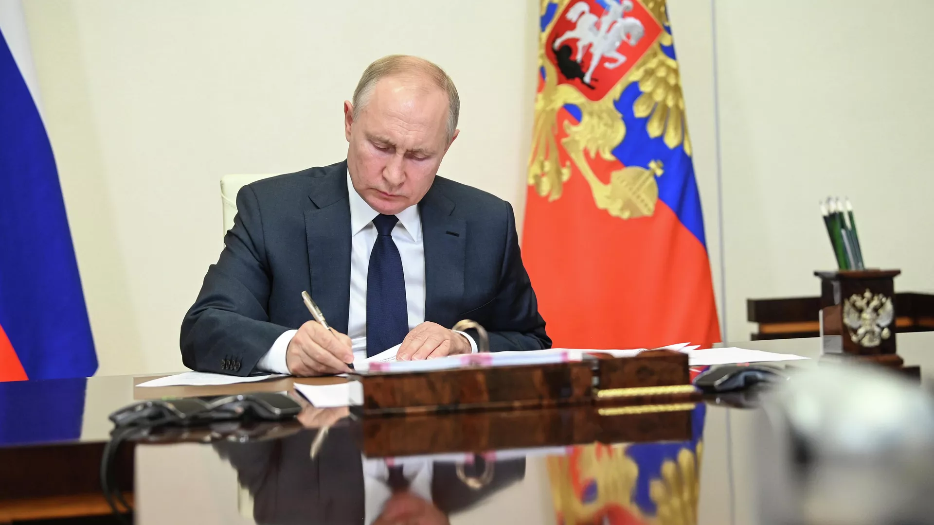 Путин одобрил закон о пополнении ПФР за счет средств коррупционеров