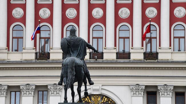 Памятник князю Юрию Долгорукову перед зданием мэрии Москвы на Тверской улице