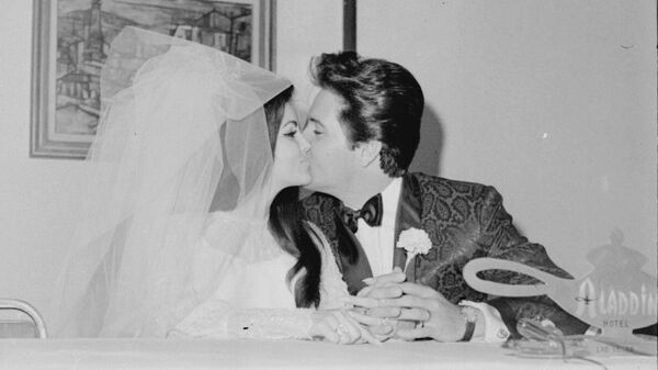 Элвис Пресли с женой Присциллой Болье в день бракосочетания. 1967 год 