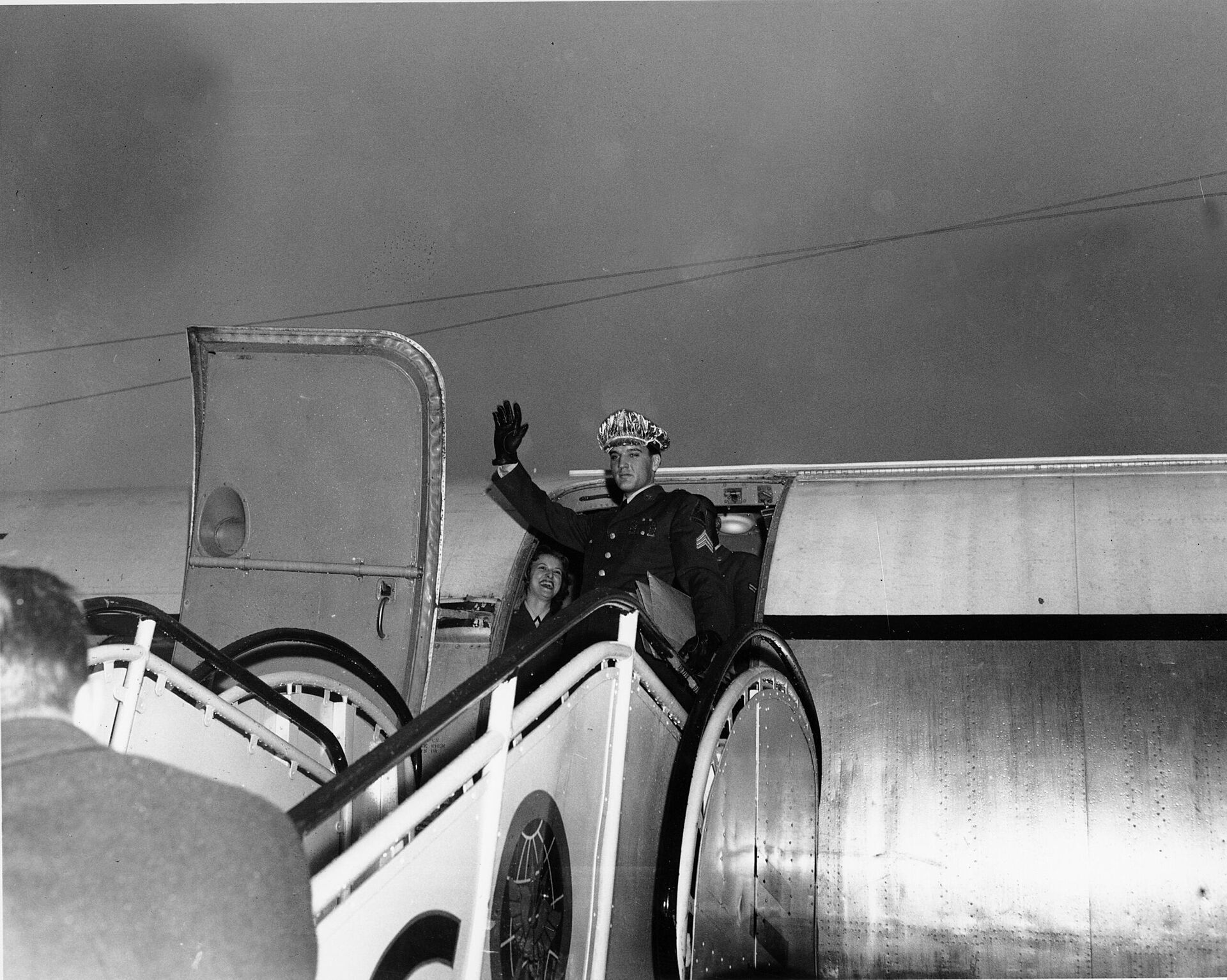 Элвис Пресли, проходящий военную службу в Германии, на борту самолета  Элвис Пресли, проходящий военную службу в Германии, на борту самолета  - РИА Новости, 1920, 26.10.2025