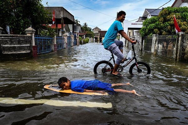 Наводнение на окраине города Банда-Ачех в Индонезии