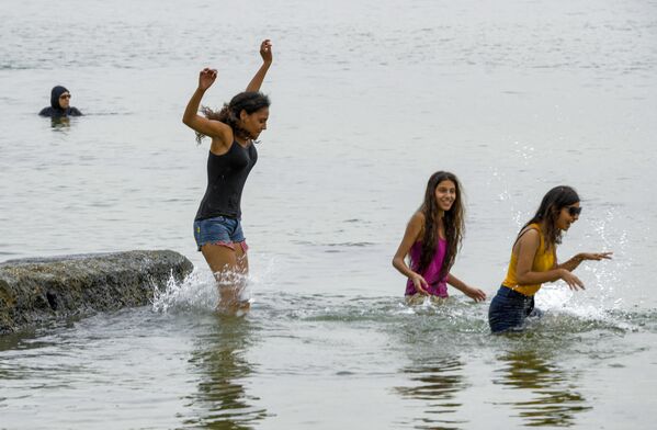 Девочки купаются в Средиземном море возле тунисского города Хальк-эль-Уэд