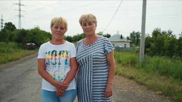 Людмила Скрипко (слева) и Наталья Одинок, жительницы улицы Зашахтовая