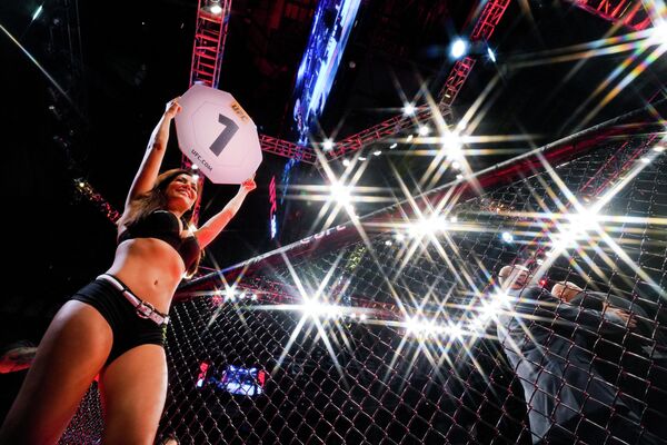 Женщина на ринге перед первым раундом боя во время турнира UFC 365 в Toyota Center в Хьюстоне, штат Техас