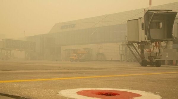 Смог от лесных пожаров в международном аэропорту Якутска