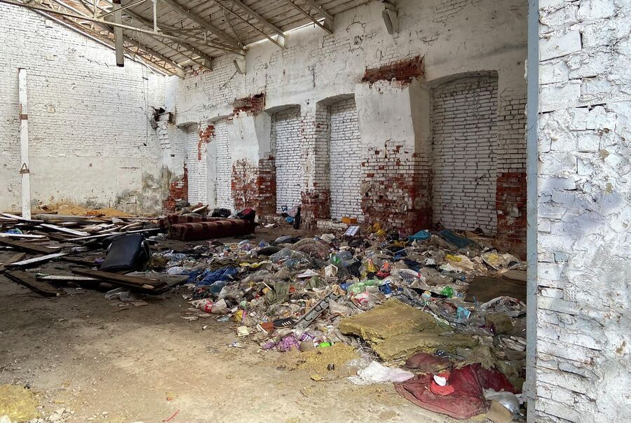 Груда мусора внутри заброшенного здания