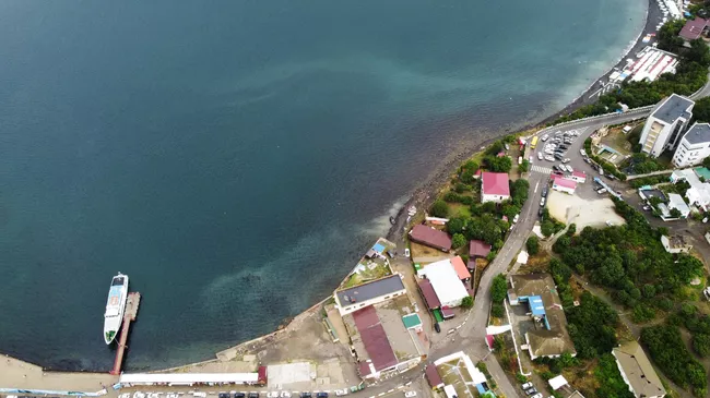 Вид на нефтяной разлив возле Анапского дельфинария в районе заповедника Большой Утриш