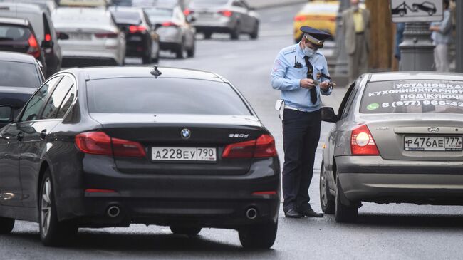 Сотрудник ДПС ГИБДД на Тверской улице в Москве