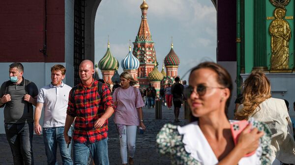 Прохожие на Кремлевском проезде у Красной площади в Москве