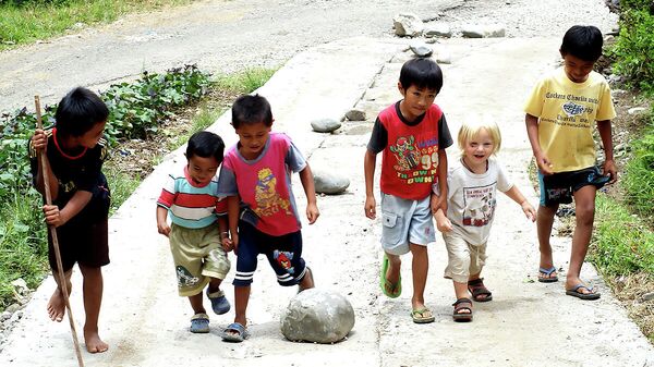 Сулавеси. Местные любят малышей. 2012 год 