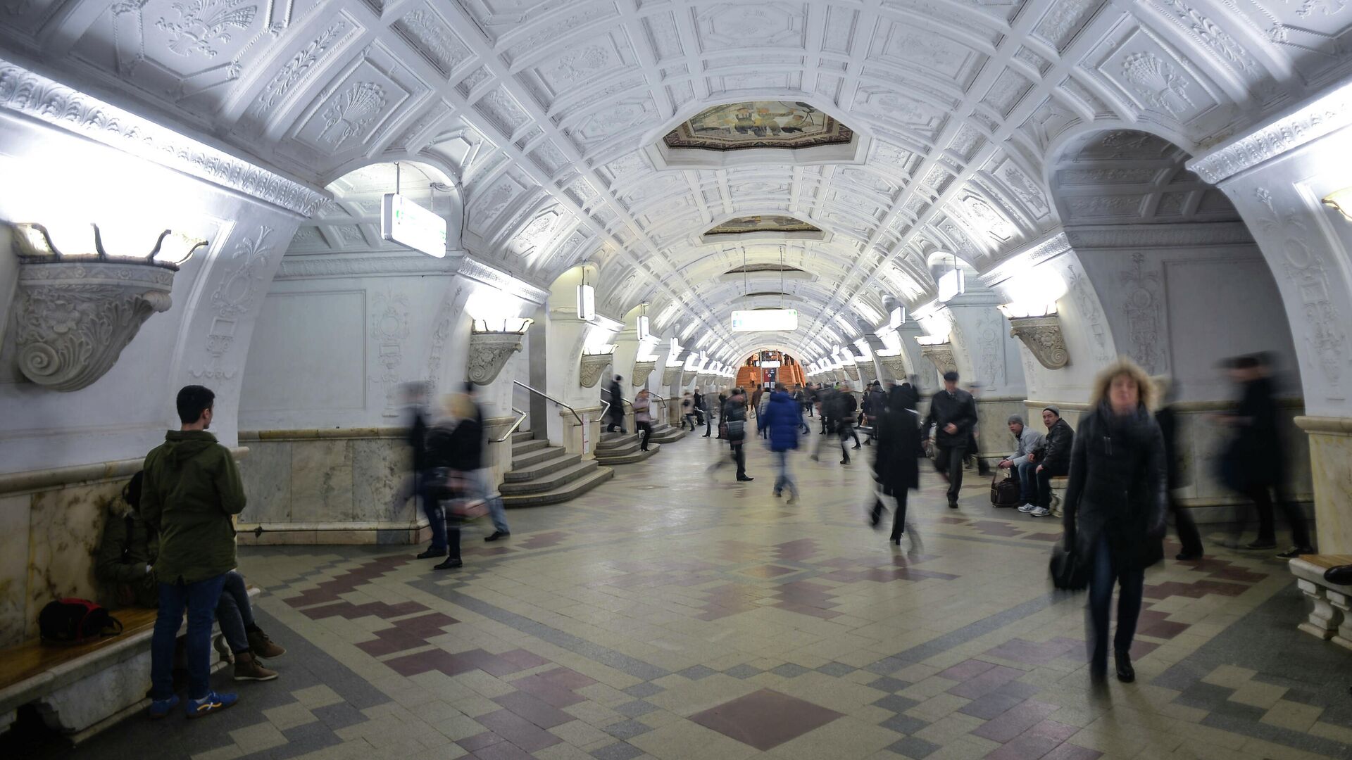 Пассажиры на станции метро Белорусская Московского метрополитена - РИА Новости, 1920, 13.06.2024