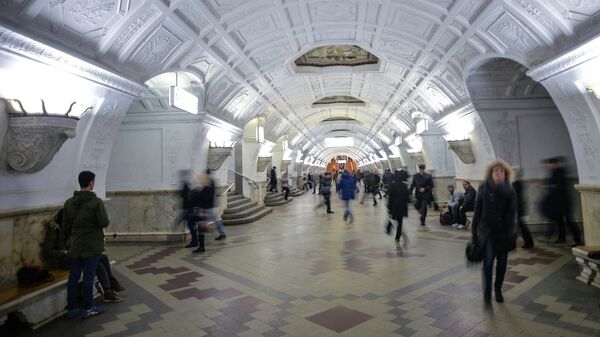 Пассажиры на станции метро Белорусская Московского метрополитена