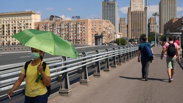 Пешеходы на Бородинском мосту в Москве