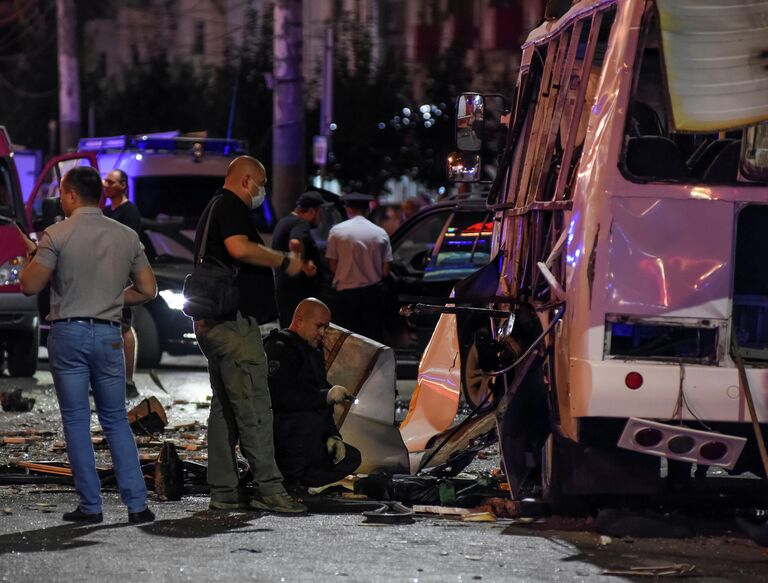 Место взрыва пассажирского автобуса на остановке в Воронеже