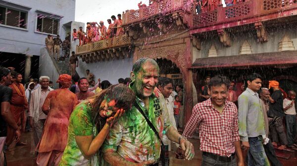 Туристы на священном празднике Латмар, в Нандгаоне, Индия