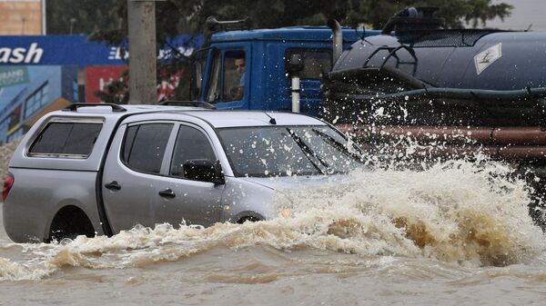 Автомобили на подтопленной в результате ливневых дождей улице в Керчи